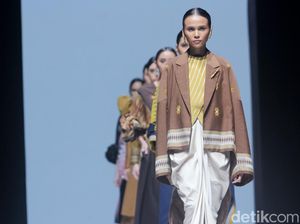 Modernisasi Tenun Buah Interpretasi Desainer CTI di Jalinan Lungsi Pakan 2024
