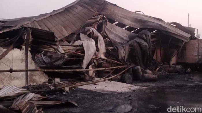 Kondisi gudang cat PT Avian usai kebakaran