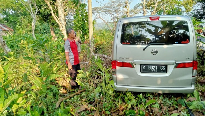Kondisi mobil Nissan Evalia yang ditemukan di tengah-tengah area makam Desa Sidabowa, Kecamatan Patikraja, Kabupaten Banyumas, Jumat (26/7/2024).