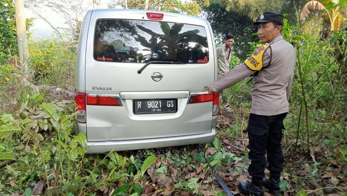 Kondisi mobil yang ditemukan di area pemakaman Desa Sidabowa, Kecamatan Patikraja, Kabupaten Banyumas, usai mengalami kecelakaan tunggal, Jumat (26/7/2024).