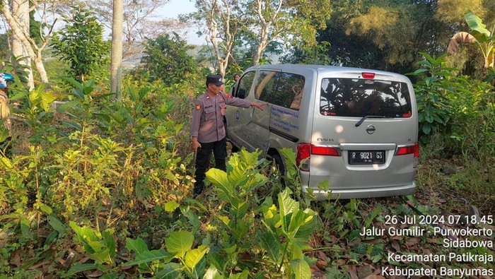 Kondisi mobil yang ditemukan di area pemakaman Desa Sidabowa, Kecamatan Patikraja, Kabupaten Banyumas, usai mengalami kecelakaan tunggal, Jumat (26/7/2024).