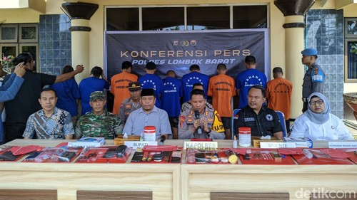Konferensi pers penangkapan 10 pengedar dan pemakai sabu di Polres Lombok Barat, NTB, Jumat (26/7/2024). (Ahmad Viqi/detikBali)