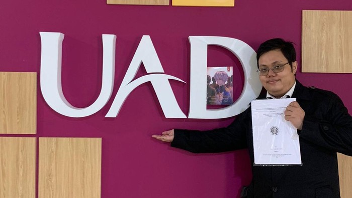 Mahasiswa UAD, Rizky Haryo Dewanto lulus tanpa skipsi melalui karya novel. Foto diunggah Jumat (26/7/2024).