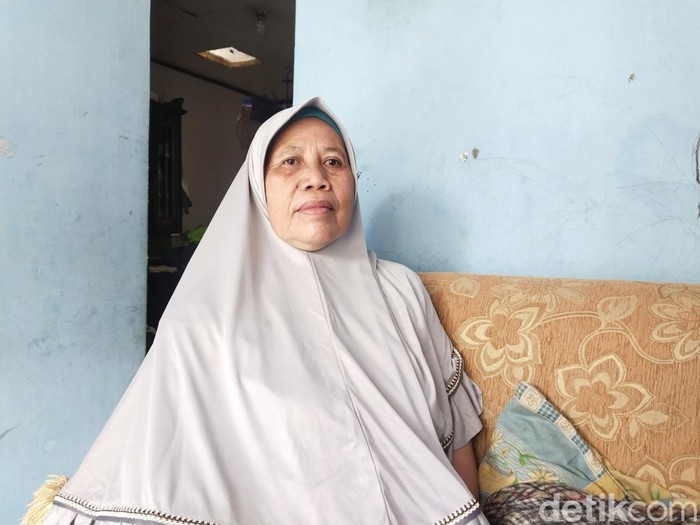 Mak Acih, paraji atau dukun beranak yang masih eksis di Bandung.