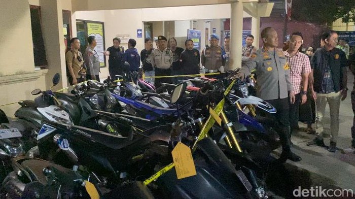 Tiga pria di Makassar, Sulawesi Selatan, ditangkap polisi terkait kasus curanmor. Ketiga pelaku ditembak lantaran melakukan perlawanan saat ditangkap.