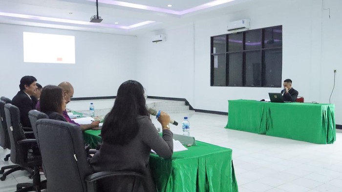 Mahasiswa Universitas Pattimura (Unpatti) Ambon bernama Faruk Kaisuku harus menjalani ujian skripsi di Mapolresta Pulau Ambon, Maluku.