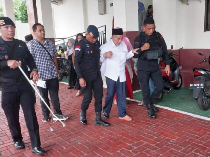 Mantan Gubernur Abdul Gani Kasuba (AGK) usai menjalani sidang sebagai terdakwa dalam kasus gratifikasi di PN Ternate, Kamis (25/7/2024). (ANTARA/Abdul Fatah)
