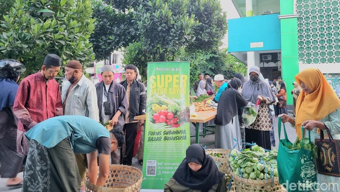 Masjid Nurul Ashri Yogyakarta bagi-bagi sayur, Jumat (26/7/2024).