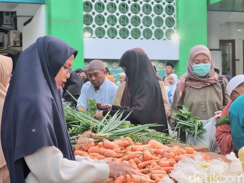Masjid Nurul Ashri Yogyakarta bagi-bagi sayur, Jumat (26/7/2024).