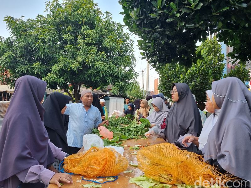 Masjid Nurul Ashri Yogyakarta bagi-bagi sayur, Jumat (26/7/2024).