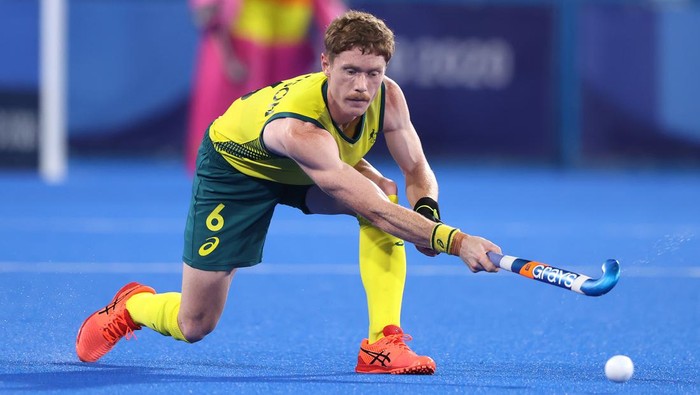 TOKYO, JAPAN - AUGUST 05: Matthew Dawson of Team Australia passes the ball during the Mens Gold Medal match between Australia and Belgium on day thirteen of the Tokyo 2020 Olympic Games at Oi Hockey Stadium on August 05, 2021 in Tokyo, Japan. (Photo by Alexander Hassenstein/Getty Images)