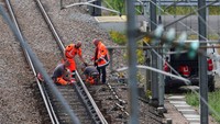 Kepala SNCF Jean-Pierre Farandou mengatakan sekitar 800.000 pelanggan telah terdampak menjelang akhir pekan yang sibuk bagi wisatawan Prancis. Ribuan staf kereta api telah dikerahkan untuk memperbaiki kerusakan.