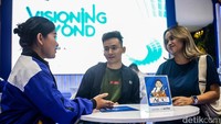Tenaga penjual menawarkan pembiayaan kredit kendaraan bermotor di stan Astra Financial saat pameran GIIAS 2024. Pada sepekan pelaksanaan pameran otomotif tersebut, Astra Financial mencatat transaksi pengajuan pembiayaan kredit kendaraan bermotor mencapai Rp917,491 miliar.  