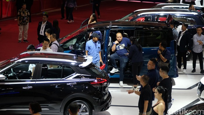 Industri otomotif di Indonesia mengalami penurunan di awal tahun 2024 ini. Meski begitu, ada optimisme dari pelaku industri otomotif bahwa penjualan mobil bakal bangkit.