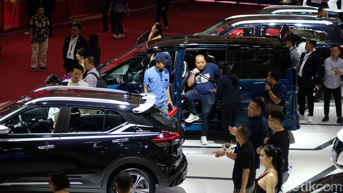 Industri otomotif di Indonesia mengalami penurunan di awal tahun 2024 ini. Meski begitu, ada optimisme dari pelaku industri otomotif bahwa penjualan mobil bakal bangkit.