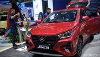 Pengunjung melihat mobil yang dipamerkan dalam ajang GIIAS 2024 di ICE BSD City, Tangerang. Dikutip dari data Gabungan Industri Kendaraan Bermotor Indonesia (Gaikindo), penjualan mobil secara wholesales (distribusi dari pabrik ke dealer) sepanjang Januari sampai dengan Juni 2024 tercatat hanya sebanyak 408.012 unit. Angka itu turun 19,4 persen dibanding periode yang sama tahun sebelumnya yang mencapai 506.427 unit.