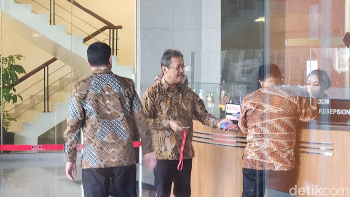 Menteri Kelautan dan Perikanan Sakti Wahyu Trenggono memenuhi panggilan KPK sebagai saksi. (Adrial/detikcom)