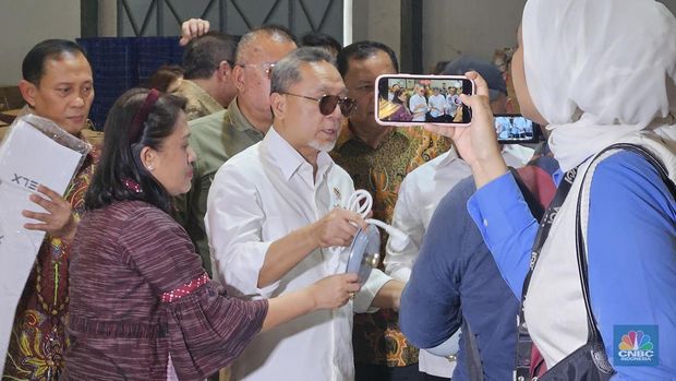 Menteri Perdagang Zulkifli Hasan (Zulhas) melakukan sidak terhadap barang impor ilegal di Kawasan Pergudangan di daerah Kapuk Kamal, Jakarta Utara, Jumat (26/7/2024). Ini merupakan hasil ekspose pertama yang dilakukan oleh Satuan Tugas Impor Ilegal yang baru dibentuk beberapa waktu lalu.  (CNBC Indonesia/Emir Yanwardana)