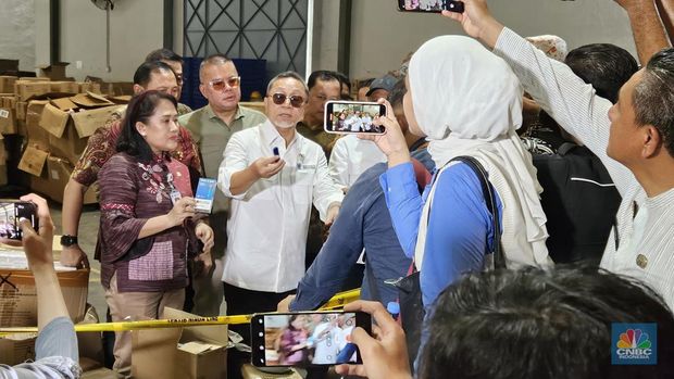 Menteri Perdagang Zulkifli Hasan (Zulhas) melakukan sidak terhadap barang impor ilegal di Kawasan Pergudangan di daerah Kapuk Kamal, Jakarta Utara, Jumat (26/7/2024). Ini merupakan hasil ekspose pertama yang dilakukan oleh Satuan Tugas Impor Ilegal yang baru dibentuk beberapa waktu lalu.  (վ/Emir Yanwardana)