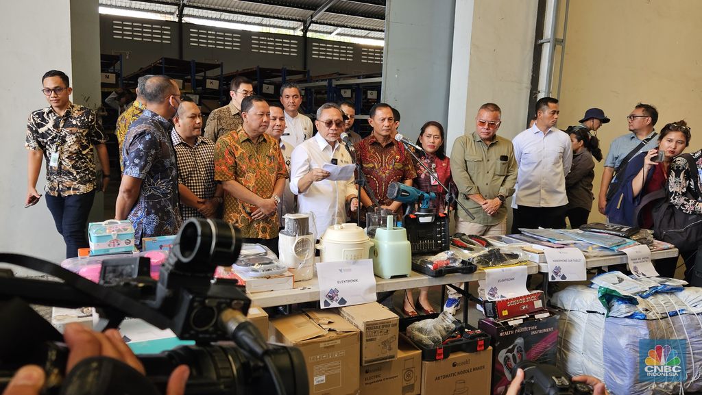 Menteri Perdagang Zulkifli Hasan (Zulhas) melakukan sidak terhadap barang impor ilegal di Kawasan Pergudangan di daerah Kapuk Kamal, Jakarta Utara, Jumat (26/7/2024). Ini merupakan hasil ekspose pertama yang dilakukan oleh Satuan Tugas Impor Ilegal yang baru dibentuk beberapa waktu lalu.  (CNBC Indonesia/Emir Yanwardana)