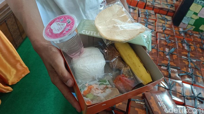 Menu makan bergizi Rp 27.500 yang dibagikan Zulhas di Semarang, Jumat (26/7/2024).