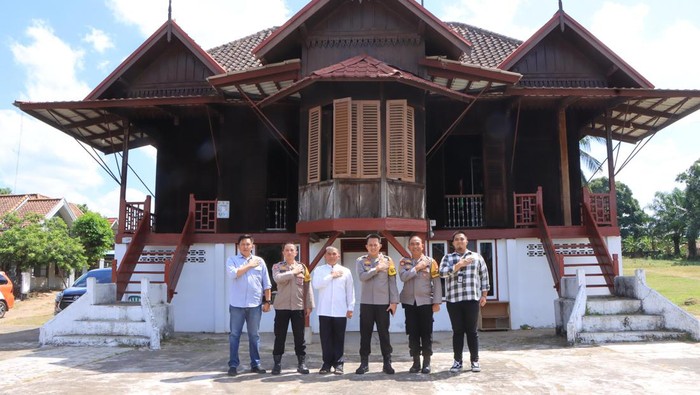 Upaya menjaga situasi kondusif selama Pilkada serentak 2024 terus dilakukan di Kabupaten Banyuasin. Kapolres Banyuasin AKBP Ruri Prastowo blusukan ke tengah-tengah warga, untuk mengingatkan pentingnya menjaga situasi kondusif.