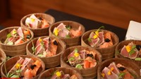 Semua makanan yang disajikan di acara food tasting ini tentunya mewah dan elegan. Salah satunya hidangan pan seared tuna dan salmon ini. Foto: YouTube Thariq Halilintar