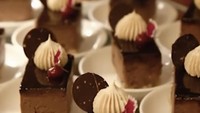Terakhir ada cake cokelat hingga pilihan dessert lainnya yang nantinya akan disajikan ke para tamu undangan di pesta pernikahan Thariq dan Aaliyah.  Foto: Instagram @dndweddingorganizer