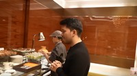 Food tasting ini sebenarnya dilakukan pada tanggal 7 Juni lalu, tapi memang baru Thariq unggah sekarang. Selain makanan utama, Thariq juga mencicipi hidangan dessertnya. Foto: YouTube Thariq Halilintar