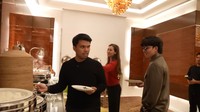 Dua hari sebelum menikah, Thariq yang aktif di Youtube mengunggah video keseruannya ‘food tasting’ yaitu mencicipi menu makanan yang akan disajikan di pesta pernikahan mereka. Foto: YouTube Thariq Halilintar