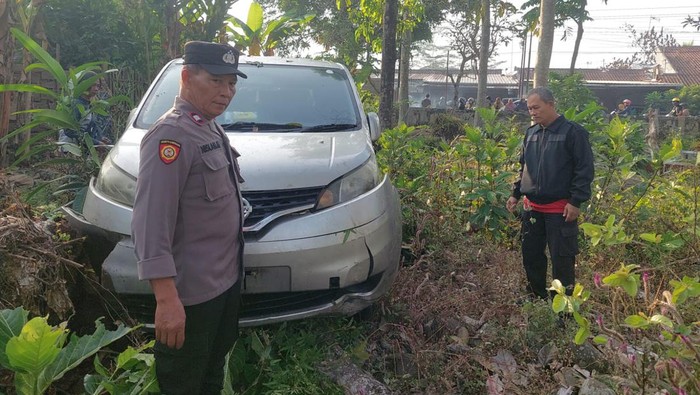 Kondisi mobil yang mengalami kecelakaan tunggal dan masuk ke area makam di Desa Sidabowa, Kecamatan Patikraja, Kabupaten Banyumas, Jumat (26/7/2024).