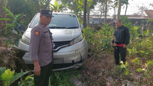 Kondisi mobil yang mengalami kecelakaan tunggal dan masuk ke area makam di Desa Sidabowa, Kecamatan Patikraja, Kabupaten Banyumas, Jumat (26/7/2024).