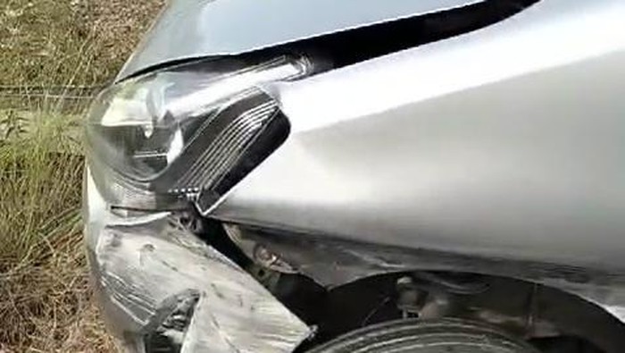 Mobil taksi online diduga korban pembegalan yang ditinggal di tepi jalan Trans Barelang, Batam, Kepulauan Riau (istimewa)
