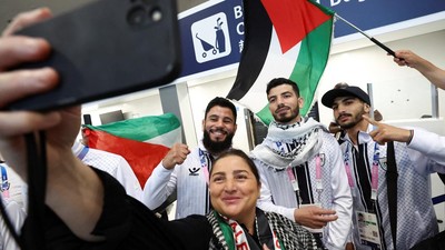 Momen Atlet Palestina Tiba di Paris Disambut Antusias