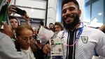 Momen Atlet Palestina Tiba di Paris Disambut Antusias