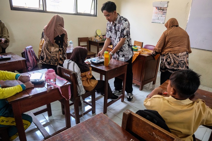Wakil Presiden terpilih Gibran Rakabuming Raka (kiri) meninjau simulasi program makan bergizi gratis di SD Negeri Tugu, Solo, Jawa Tengah, Jumat (26/7/2024). Program makan bergizi gratis masuk dalam Rancangan Anggaran Pendapatan dan Belanja Negara (APBN) 2025 sebagai upaya pemerintah mempersiapkan generasi emas Indonesia sejak dini. ANTARAFOTO/Maulana Surya.