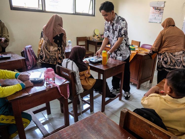 Momen Gibran Tinjau Simulasi Makan Siang Gratis di Sekolah Solo