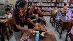 Momen Gibran Tinjau Simulasi Makan Siang Gratis di Sekolah Solo