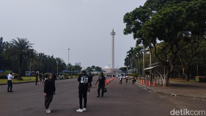 Monumen Nasional Ramai di Sore Hari, Warga Kembali Usai Berwisata