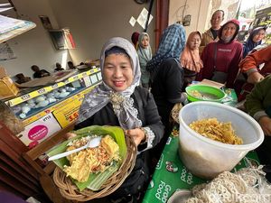 Warga Berburu Nasi Pecel Gratis Saat Jembatan Jongbiru Kediri Diresmikan