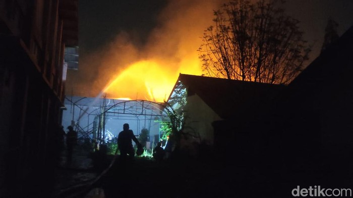 Pabrik cat Avian di Sidoarjo terbakar