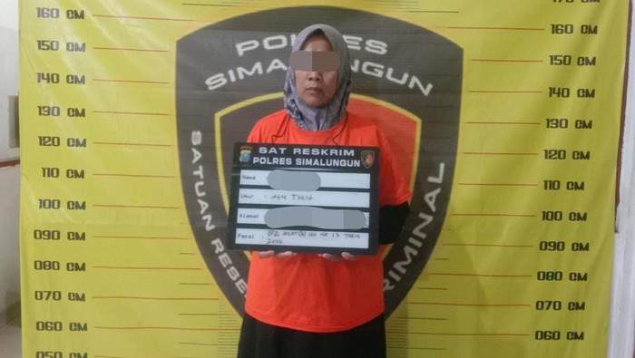 Pelaku S saat diamankan di kantor polisi. (Dok. Polres Simalungun)