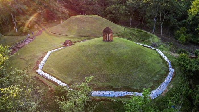 Pemakaman Kerajaan Moidam India Jadi Situs Warisan Dunia A view of the Moidams burial mounds in Charaideo, in upper Assam, India, Sept 27, 2022. The Charaideo Moidam royal burial complex and shrines, built by northeast India's Ahom dynasty, has been inscribed as a new World Heritage Site, the United Nations' cultural agency said on Friday, July 26, 2024. (AP Photo/Anupam Nath)
