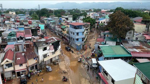 Pemandangan drone menunjukkan puing-puing dan lumpur akibat banjir yang dibawa oleh Topan Gaemi, di Kota Marikina, Metro Manila, Filipina, 25 Juli 2024. (REUTERS/Adrian Portugal)