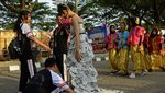 Kreatif, Siswi SMP di Makassar Sulap Kertas Koran Jadi Gaun Cantik