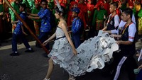 Siswi SMP Negeri 2 Makassar mengenakan busana hasil daur ulang kertas koran saat mengikuti karnaval budaya Makassar International Eight Festival and Forum (F8) 2024 di Anjungan Pantai Losari, Makassar, Sulawesi Selatan, Kamis (25/7/2024).