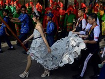Kreatif, Siswi SMP di Makassar Sulap Kertas Koran Jadi Gaun Cantik