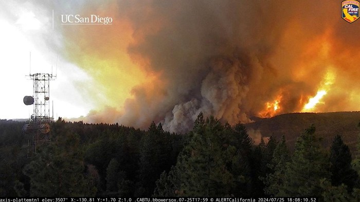 Pemukiman Warga di California Membara Dilalap Kebakaran Hutan Glow from Park Fire burns seen along Cohasset Road near Chico, California, U.S. July 25, 2024. REUTERS/Fred Greaves TPX IMAGES OF THE DAY