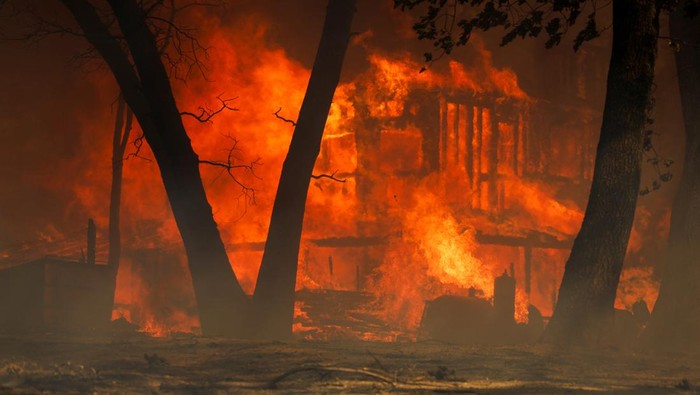 Glow from Park Fire burns seen along Cohasset Road near Chico, California, U.S. July 25, 2024. REUTERS/Fred Greaves     TPX IMAGES OF THE DAY