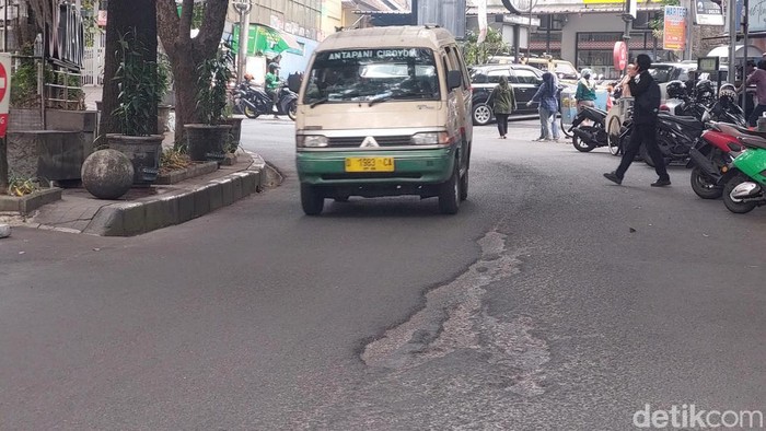 Penampakan lubang di Jalan Purnawarman, Kota Bandung